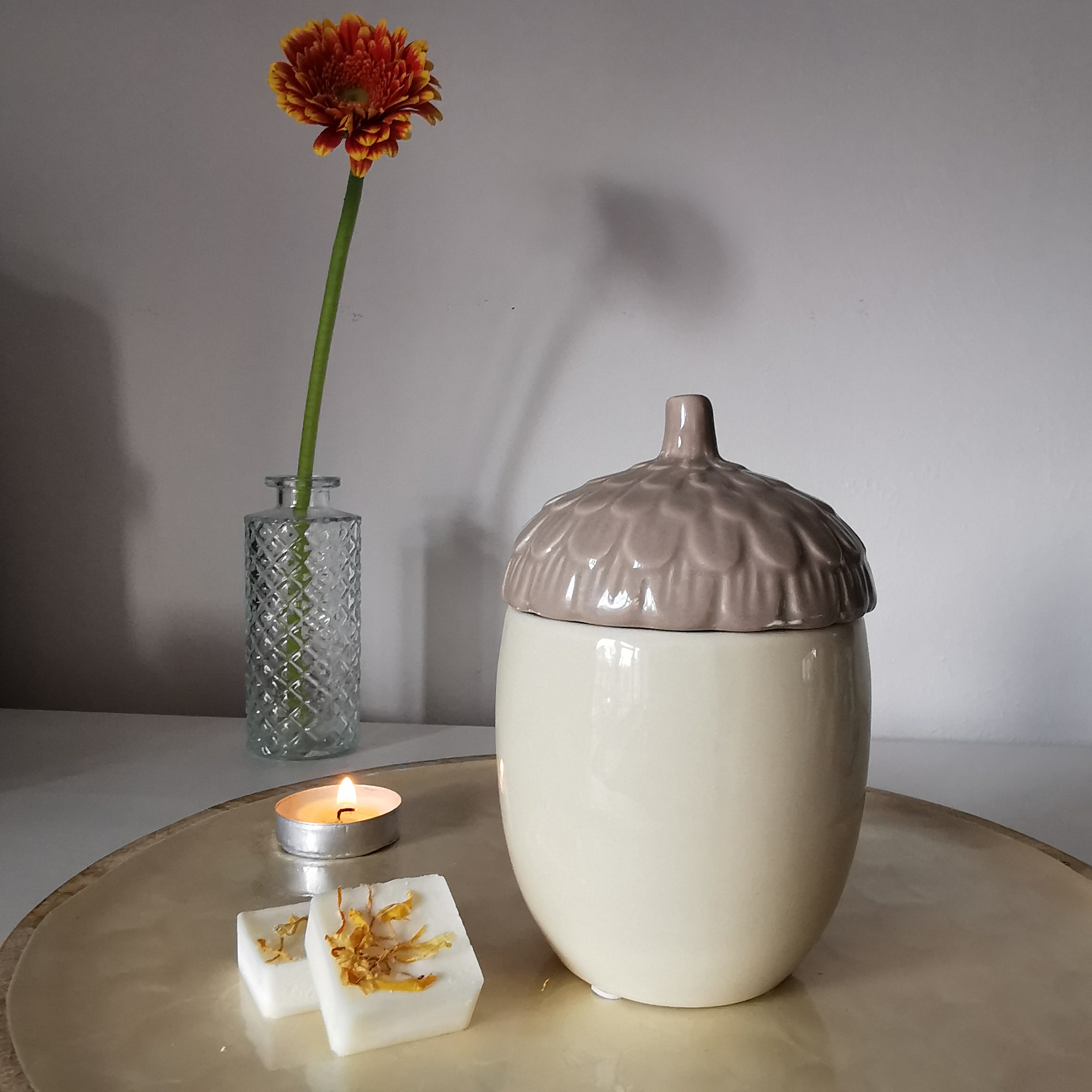 Cream Acorn Shaped Wax Melt Burner with lid