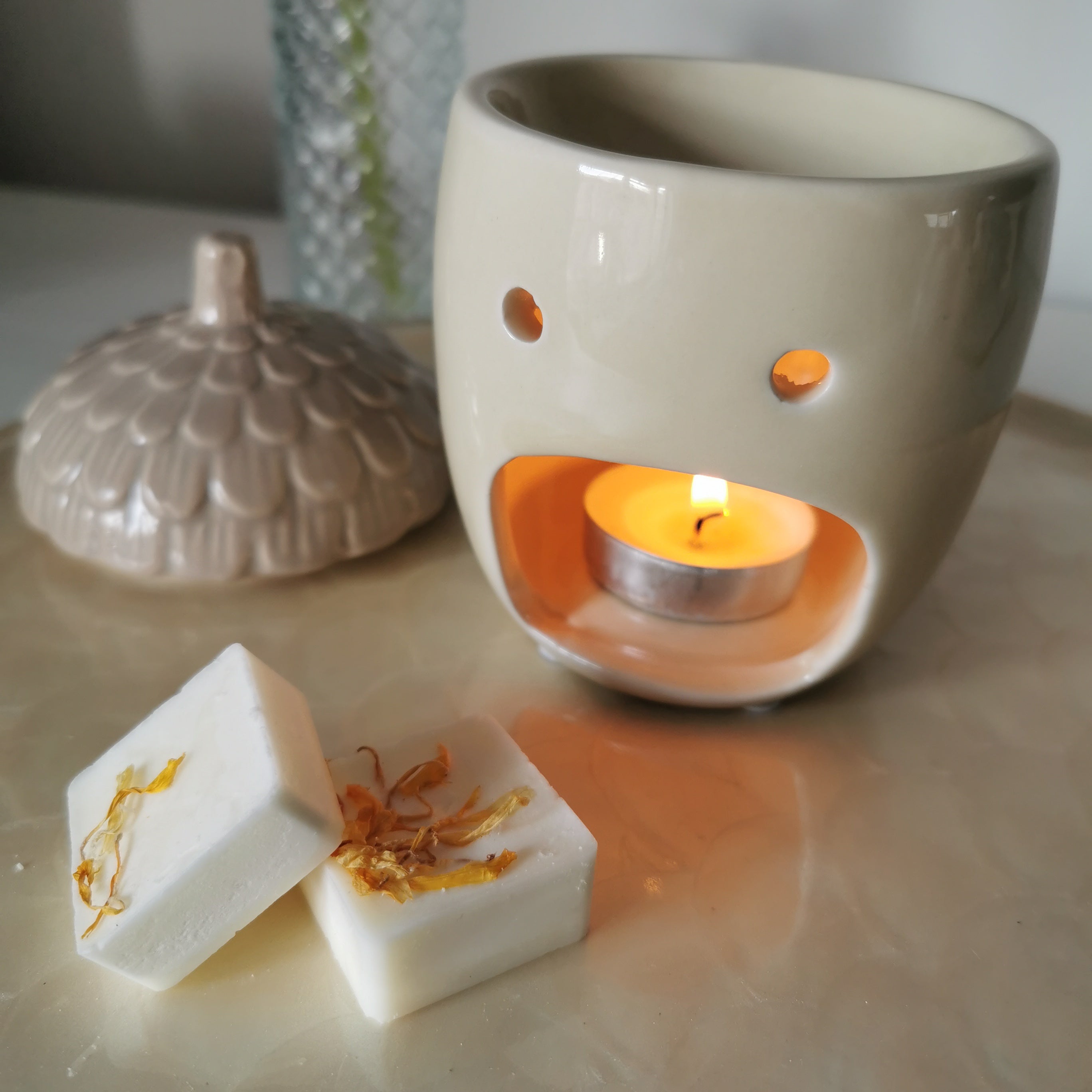Cream Acorn Shaped Wax Melt Burner with lid