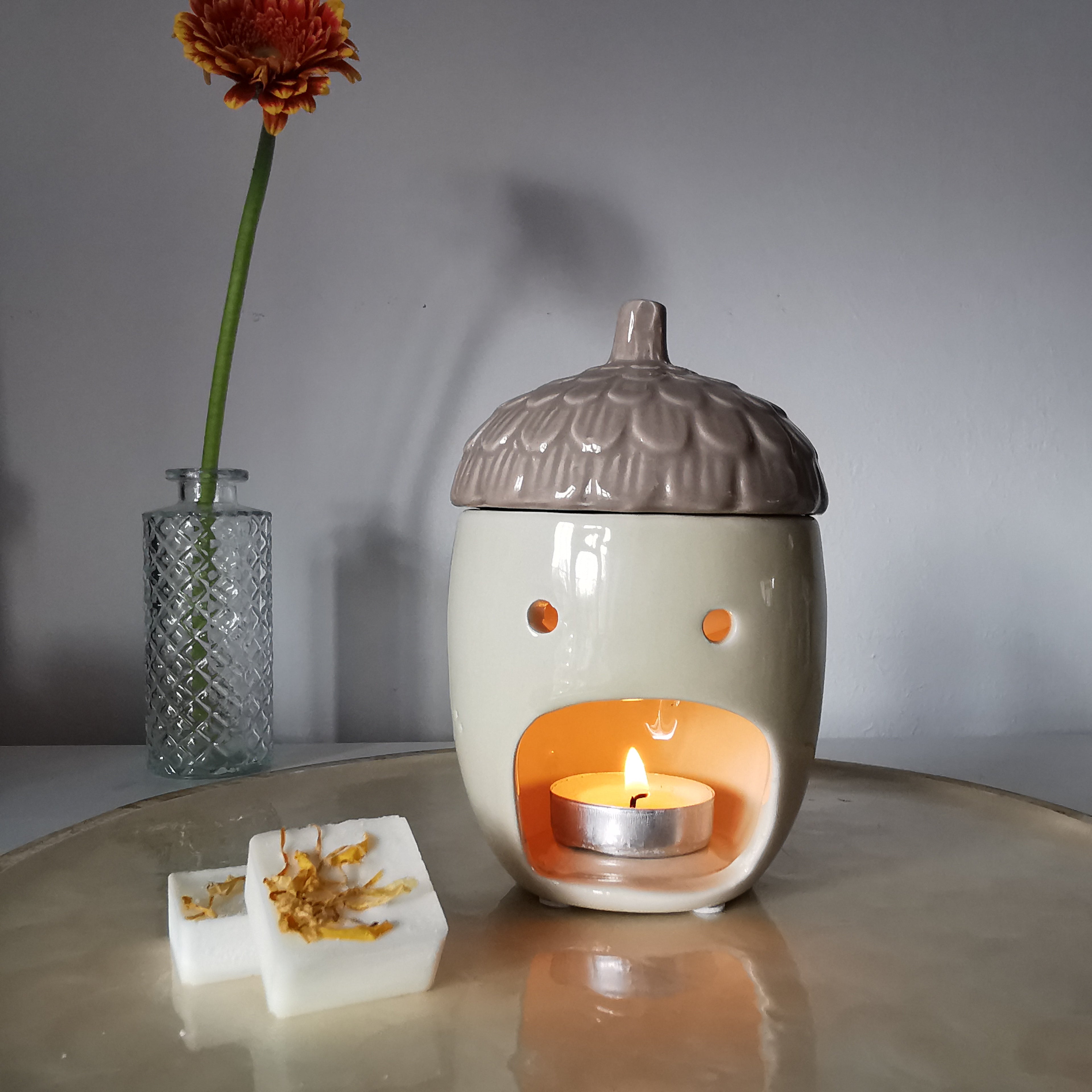Cream Acorn Shaped Wax Melt Burner with lid