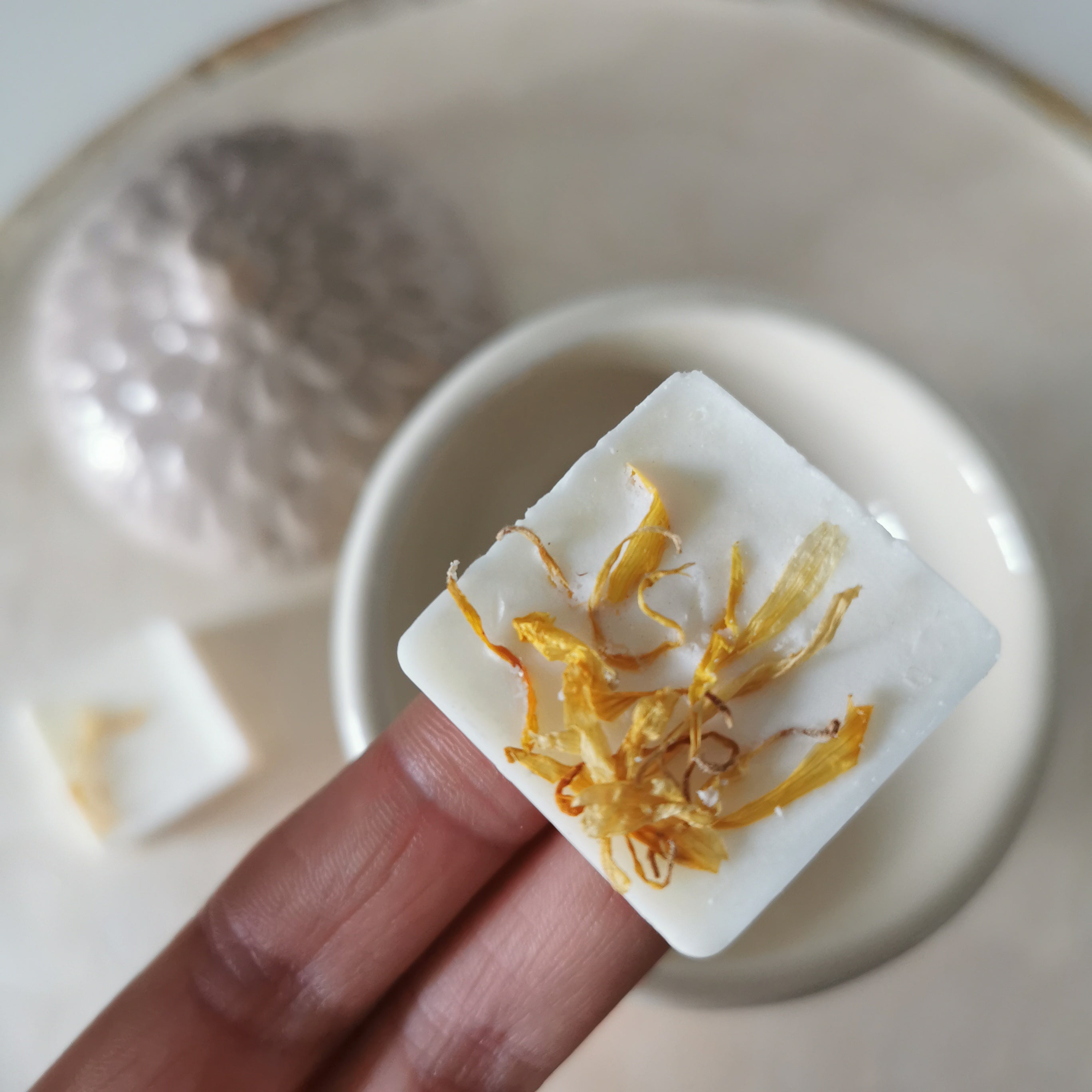 Cream Acorn Shaped Wax Melt Burner with lid